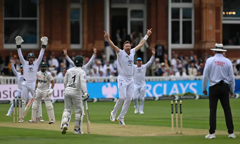 LONDON: England pace bowler Ollie Robinson and team-mates appeal for an lbw decision against Pakistan batter Saud Shakeel during the second Test at Lord’s on Friday.—AFP LONDON: England pace bowler Ollie Robinson and team-mates appeal for an lbw decision against Pakistan batter Saud Shakeel during the second Test at Lord’s on Friday.—AFP