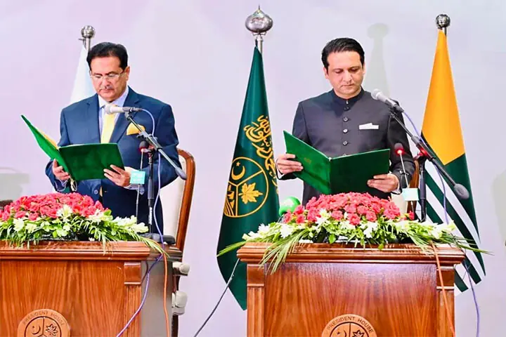 Acting president Chaudhry Tariq Farooq administers the oath to Barrister Iftikhar Gillani.—Photo by the writer Acting president Chaudhry Tariq Farooq administers the oath to Barrister Iftikhar Gillani.—Photo by the writer