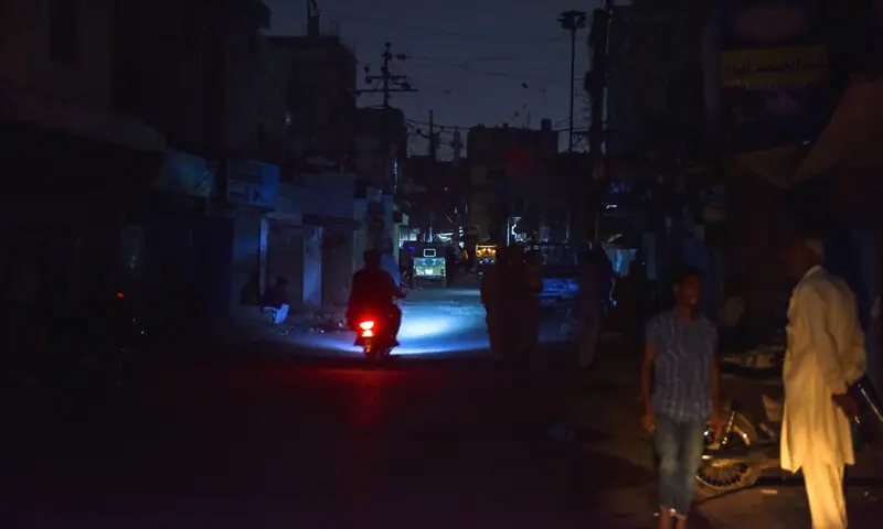 One of the city localities is engulfed in darkness during routine loadshedding.—Fahim Siddiqi / White Star One of the city localities is engulfed in darkness during routine loadshedding.—Fahim Siddiqi / White Star