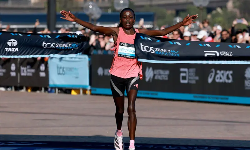 Peres Jepchirchir of Kenya celebrate after winning the Sydney Marathon in the men&rsquo;s and women&rsquo;s sections, respectively, on Sunday.&mdash;AFP
