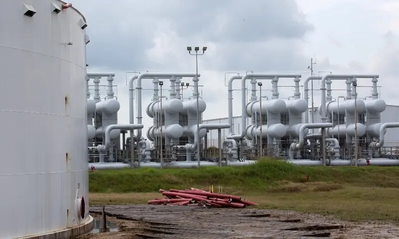 An oil storage tank and crude oil pipeline equipment is seen during a tour by the Department of Energy at the Strategic Petroleum Reserve in Freeport, Texas, US on June 9, 2016. —Reuters/File An oil storage tank and crude oil pipeline equipment is seen during a tour by the Department of Energy at the Strategic Petroleum Reserve in Freeport, Texas, US on June 9, 2016. —Reuters/File