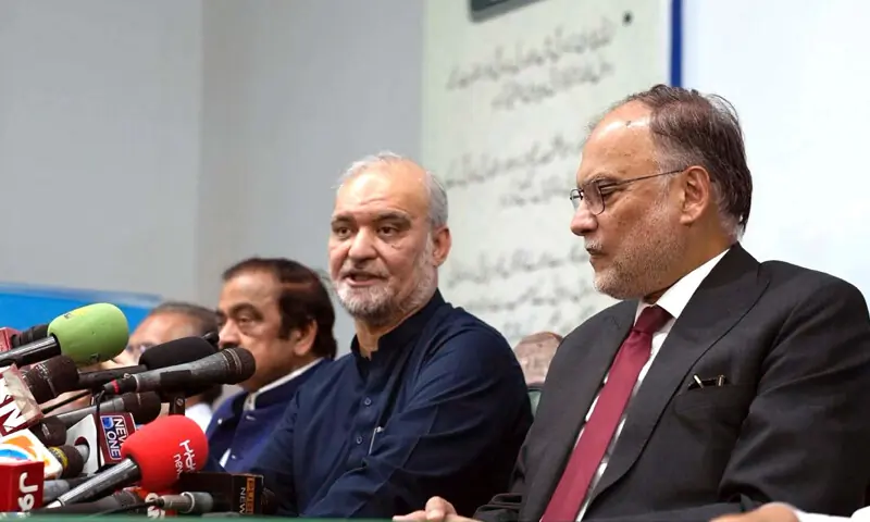 JAMAAT-I-ISLAMI chief Hafiz Naeemur Rehman addresses a press conference alongside federal cabinet members Rana Sanaullah and Ahsan Iqbal.—PPI JAMAAT-I-ISLAMI chief Hafiz Naeemur Rehman addresses a press conference alongside federal cabinet members Rana Sanaullah and Ahsan Iqbal.—PPI