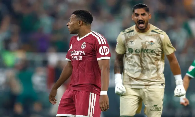 Real Betis goalkeeper Alvaro Valles (R) celebrates after saving the penalty from Real Madrid's Kylian Mbappe during their La Liga match at Estadio La Cartuja in Seville on September 4, 2026.&mdash;Reuters