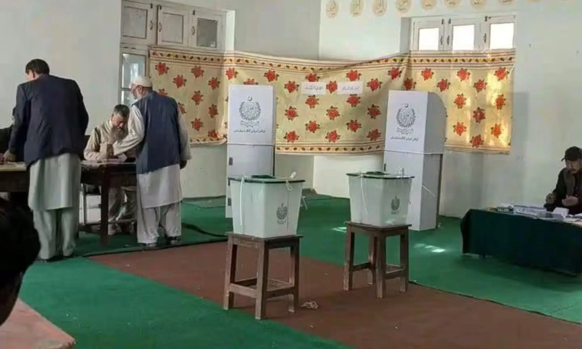 Citizens cast their votes at a polling station. — Photo via author Citizens cast their votes at a polling station. — Photo via author