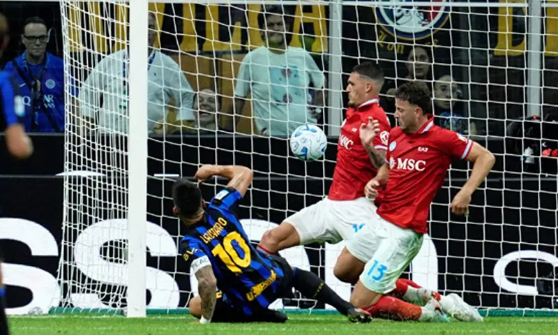 MILAN: Inter Milan’s Lautaro Martinez (L) scores during the Serie A match against Napoli at San Siro.—Reuters MILAN: Inter Milan’s Lautaro Martinez (L) scores during the Serie A match against Napoli at San Siro.—Reuters