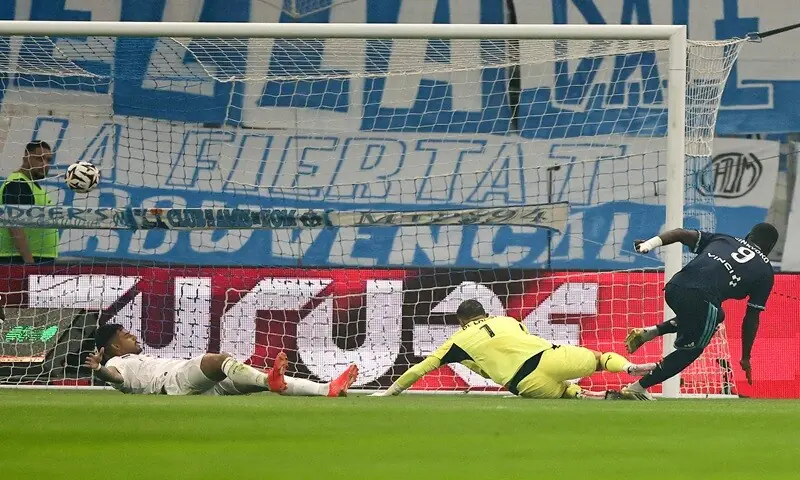 Paris FC's Lassine Sinayoko (R) scores past Olympique de Marseille goalkeeper Jeffrey de Lange during their Ligue 1 match at Stade Velodrome in Marseille on September 6, 2026. —AFP Paris FC's Lassine Sinayoko (R) scores past Olympique de Marseille goalkeeper Jeffrey de Lange during their Ligue 1 match at Stade Velodrome in Marseille on September 6, 2026. —AFP