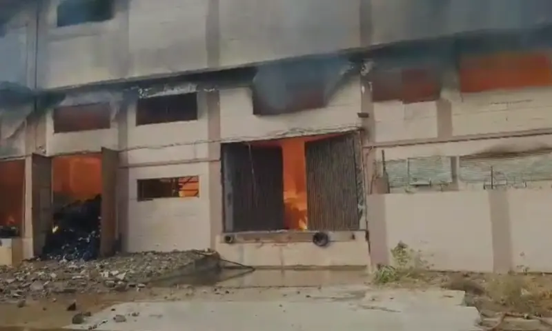 Screengrab from a video shows fire engulfing a factory in Karachi's Landhi area on Sept 7, 2026. &mdash; Courtesy of Rescue 1122