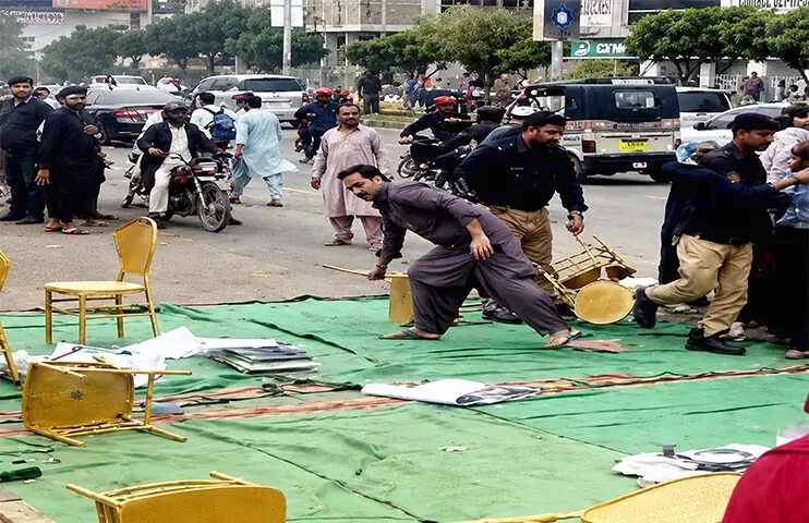 Police personnel round up protesters after dismantling their camp.—PPI Police personnel round up protesters after dismantling their camp.—PPI