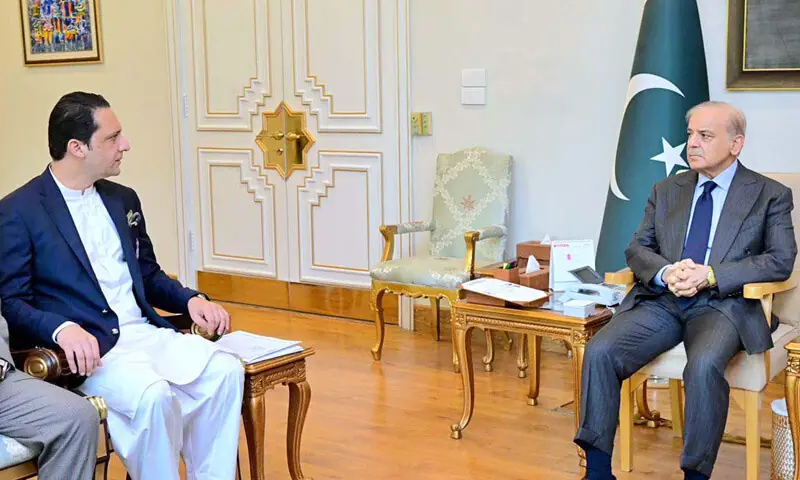 AJK PM Iftikhar Gillani calls on Prime Minister Shehbaz Sharif.—APP AJK PM Iftikhar Gillani calls on Prime Minister Shehbaz Sharif.—APP