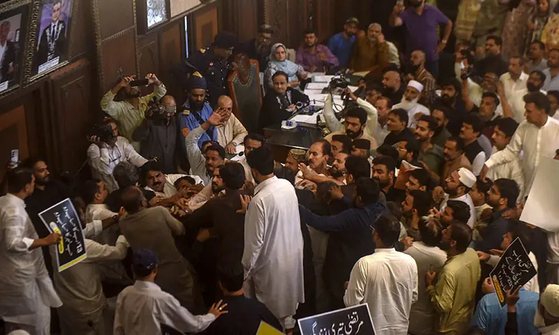Treasury and opposition members clash in the City Council meeting as Mayor Murtaza Wahab (centre) looks on.—Fahim Siddiqi / White Star Treasury and opposition members clash in the City Council meeting as Mayor Murtaza Wahab (centre) looks on.—Fahim Siddiqi / White Star