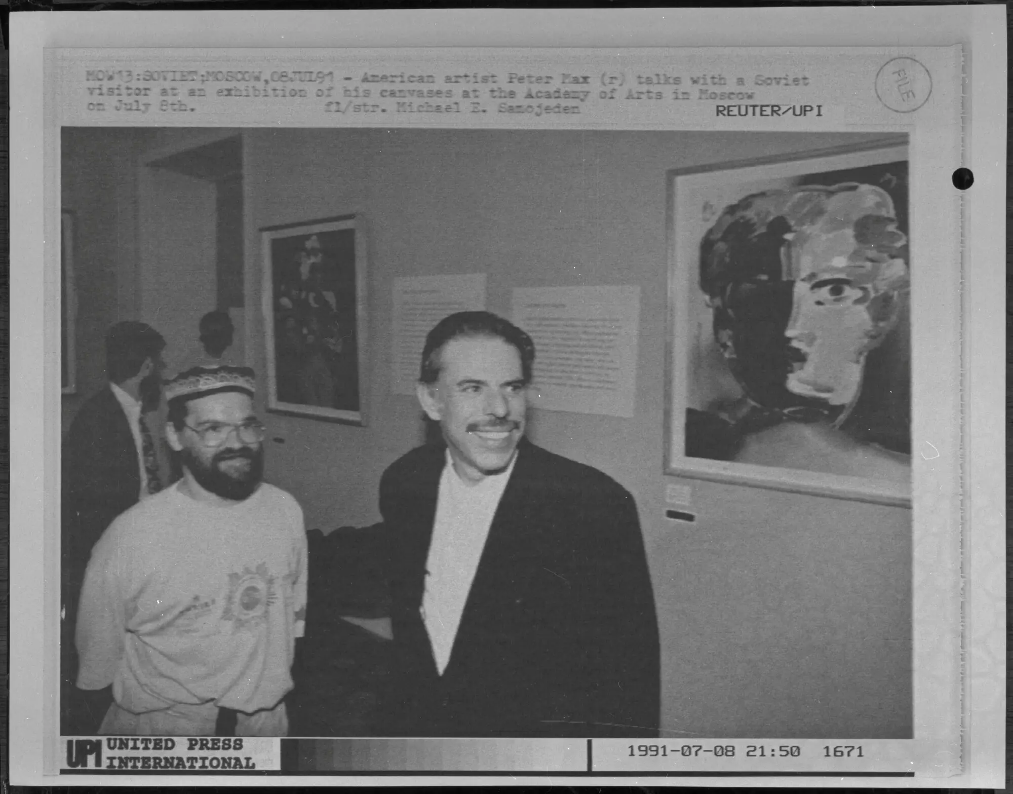 American artist Peter Max talks with a Soviet visitor at an exhibition in Moscow, Soviet Union, July 8, 1991. Photo: Reuters