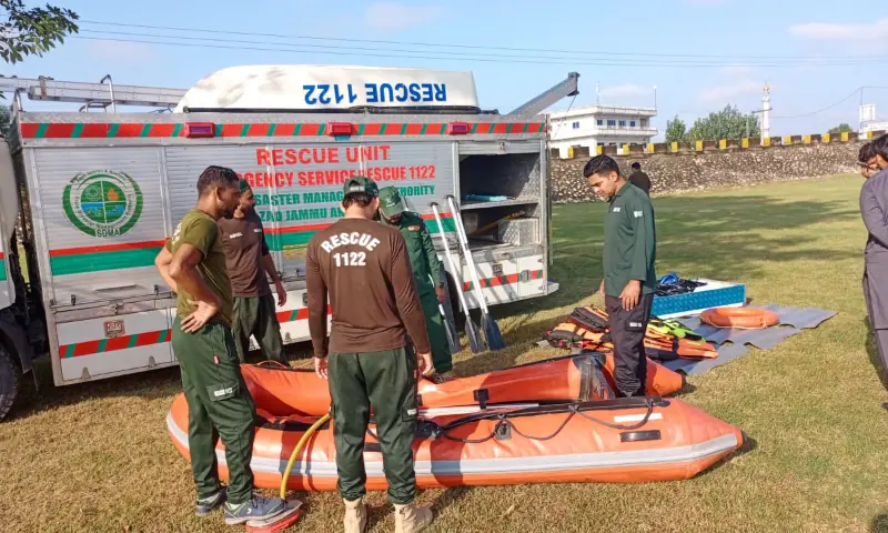Rescue 1122 officials are conducting a rescue operation to recover the bodies of three children, thrown into a canal by their father in Mirpur. — Rescue 1122 Rescue 1122 officials are conducting a rescue operation to recover the bodies of three children, thrown into a canal by their father in Mirpur. — Rescue 1122