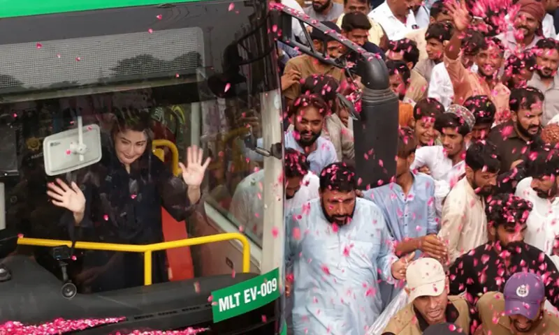 PUNJAB CM Maryam Nawaz waves to the crowd while riding the new Green Bus in Multan.—X/PMLN_org PUNJAB CM Maryam Nawaz waves to the crowd while riding the new Green Bus in Multan.—X/PMLN_org