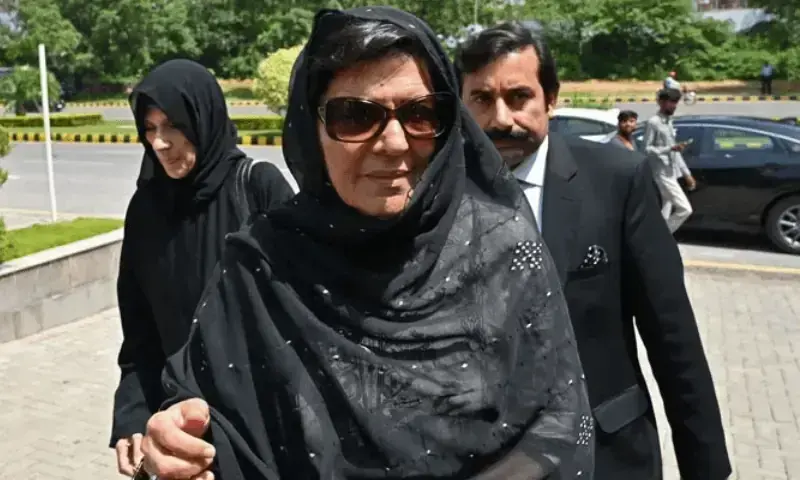 Aleema Khan (C) and Uzma Khanum (L), sisters of former PM Imran Khan arrive at the Islamabad High Court on Aug 29, 2023. &mdash; AFP/File