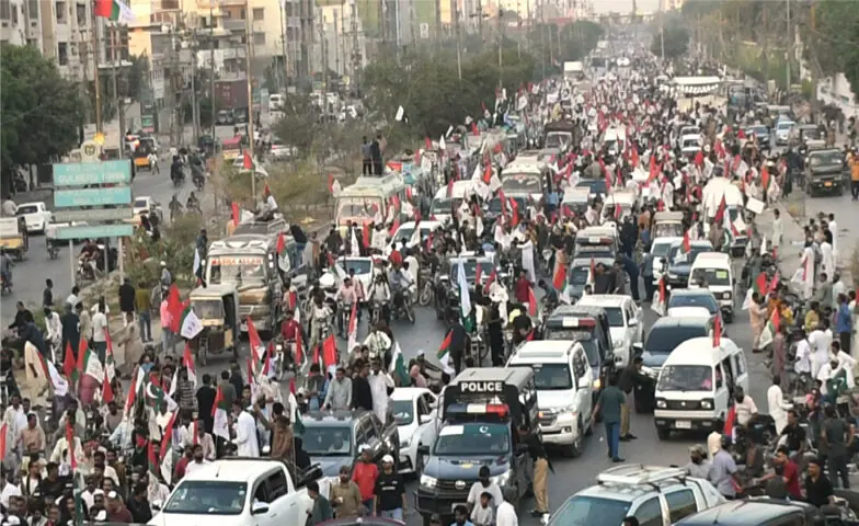 A large number of people participate in the MQM-P rally on Shahrah-i-Pakistan. —White Star A large number of people participate in the MQM-P rally on Shahrah-i-Pakistan. —White Star
