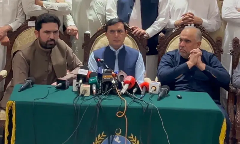 PTI interim chairman Barrister Gohar Ali Khan addresses a presser, flanked by KP CM Sohail Afridi and Asad Qaiser.&mdash;Dawn