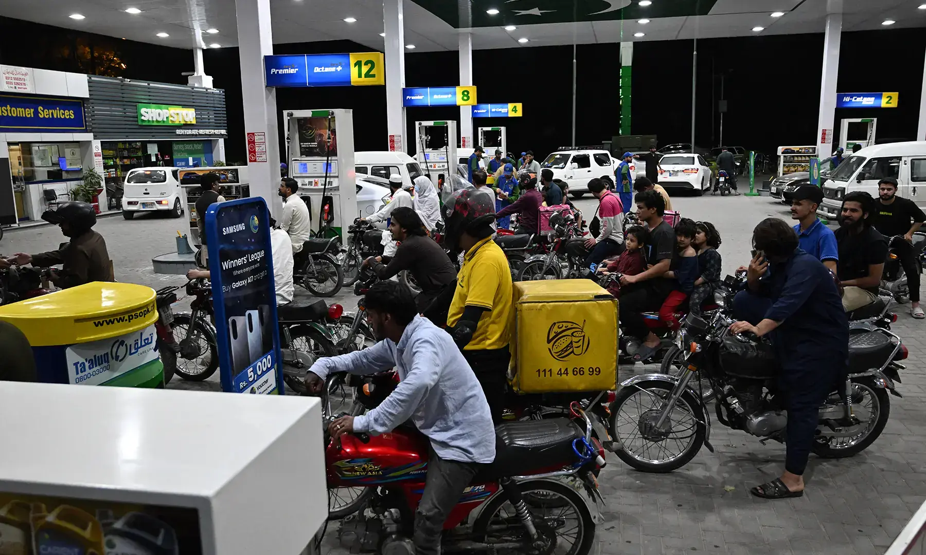 Citizens queue at a gasoline station in Islamabad on April 24, 2026. &mdash; AFP/ File