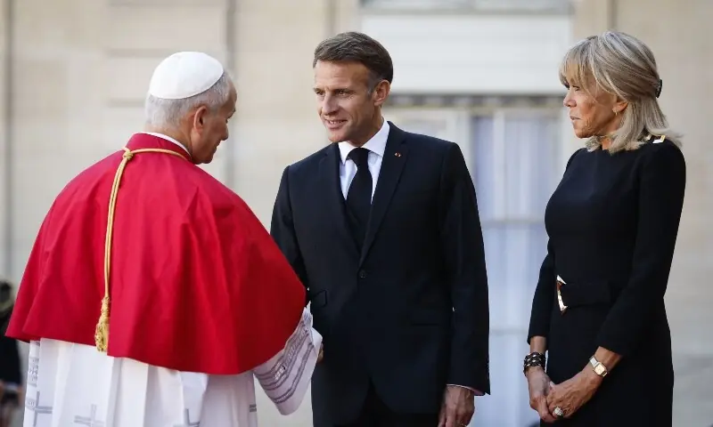 French President Emmanuel Macron (C), flanked by his wife Brigitte Macron (R), shakes hands with Pope Leo XIV as he leaves after their meeting at the Elysee Presidential Palace in Paris, France on September 25, 2026. — AFP