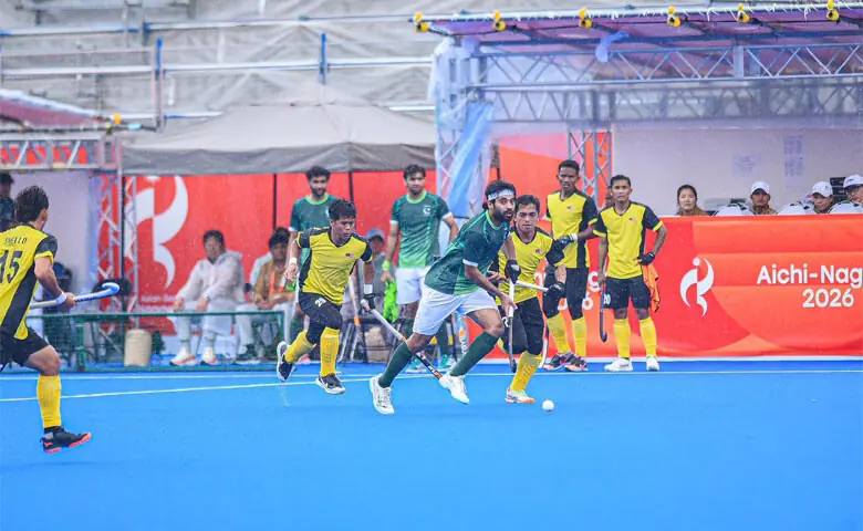 KAKAMIGAHARA: Players of Pakistan and Malaysia in action during the Asian Games Pool B match at the Gifu Prefectural Green Stadium on Saturday.—Courtesy Asian Hockey Federation KAKAMIGAHARA: Players of Pakistan and Malaysia in action during the Asian Games Pool B match at the Gifu Prefectural Green Stadium on Saturday.—Courtesy Asian Hockey Federation