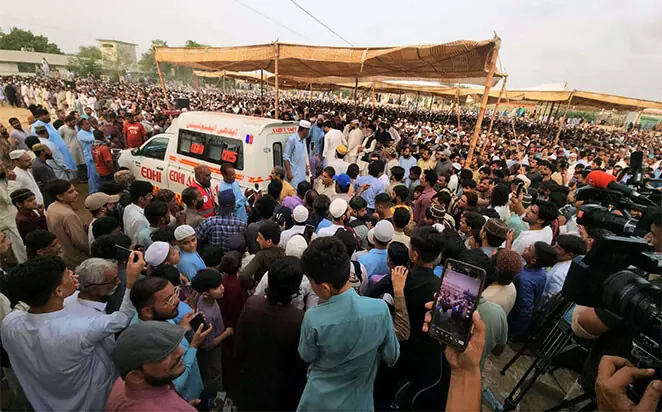 A massive crowd gathers to attend the funeral prayers for Rosham Hussain in Eidgah Ground in Ramazan Goth, Manghopir on Sep 27, 2026. &mdash;PPI