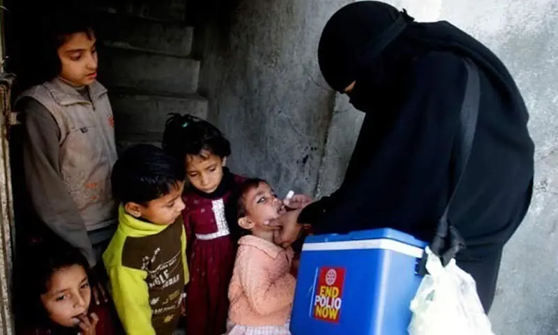 A polio worker can be seen in this file photo. &mdash; AFP/File