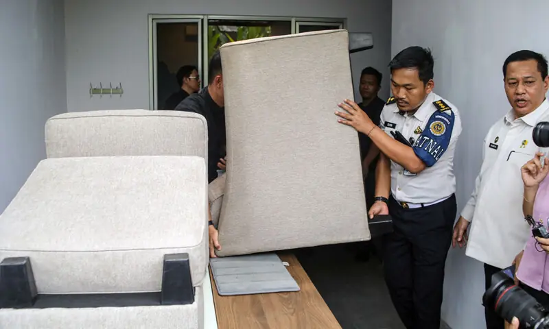 Officials carry away plush furniture from one of the ‘villas’ in the Cibinong prison.—AFP Officials carry away plush furniture from one of the ‘villas’ in the Cibinong prison.—AFP