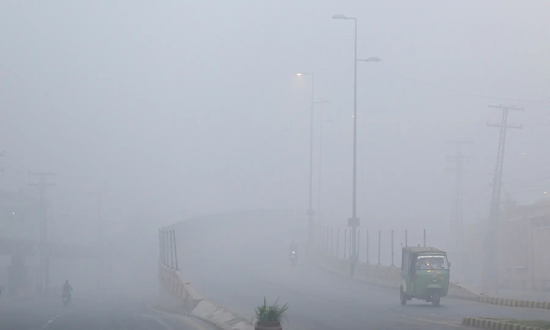 A view of vehicles amid smog along a highway in Multan, Pakistan November 8, 2024. REUTERS/Quratulain Asim TPX IMAGES OF THE DAY A view of vehicles amid smog along a highway in Multan, Pakistan November 8, 2024. REUTERS/Quratulain Asim TPX IMAGES OF THE DAY
