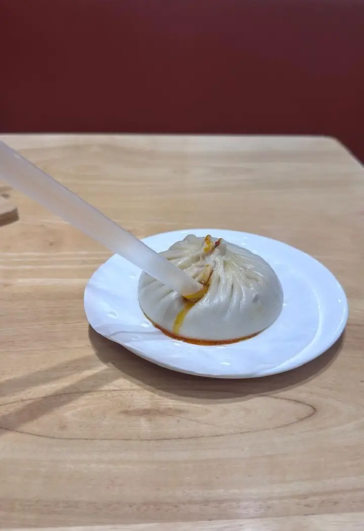  How you&rsquo;re supposed to have xiao long bao. 