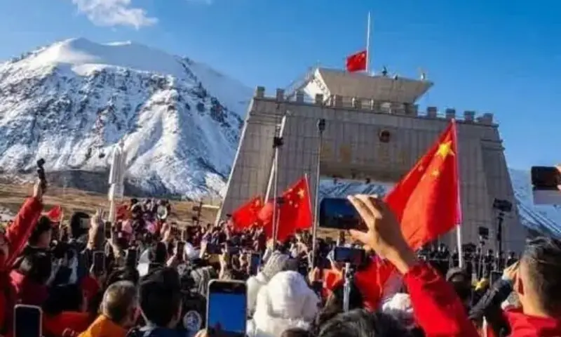 People gather for flag-raising ceremony held at Khunjerab Top near the border crossing gate between Pakistan and China. —Photo by the writer People gather for flag-raising ceremony held at Khunjerab Top near the border crossing gate between Pakistan and China. —Photo by the writer