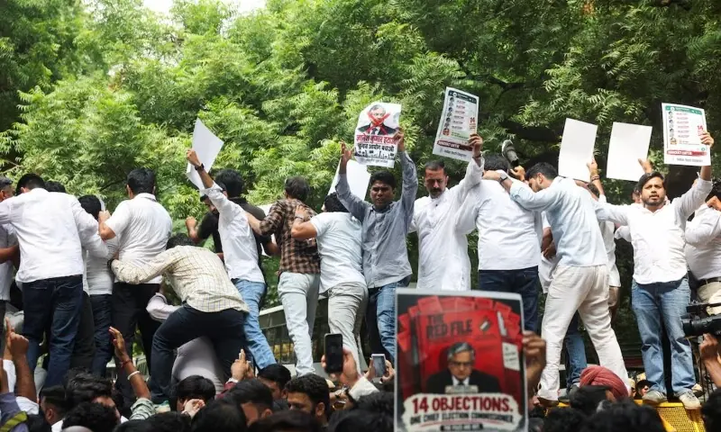 Supporters gather behind a barricade during a protest demanding the resignation of India&rsquo;s Chief Election Commissioner Gyanesh Kumar organised by the Shiv Sena (UBT) and the Maharashtra Navnirman Sena (MNS) in Mumbai, India, October 4, 2026. &mdash;Reuters