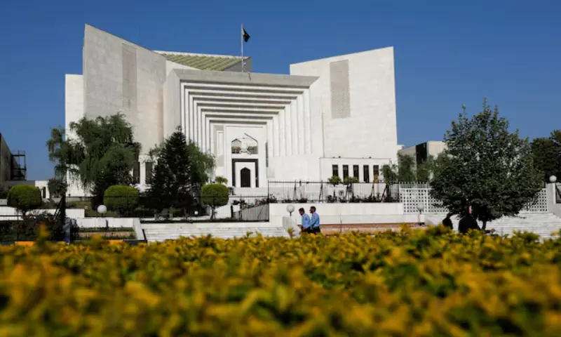 Police officers walk past the Supreme Court of Pakistan building, in Islamabad, Pakistan on April 6, 2022. — Reuters/File Police officers walk past the Supreme Court of Pakistan building, in Islamabad, Pakistan on April 6, 2022. — Reuters/File