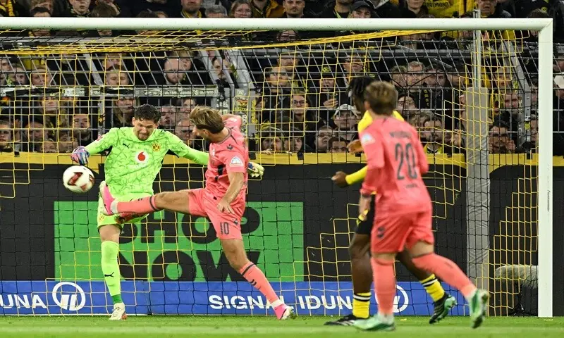 Werder Bremen's Niclas Fullkrug fails to score past Borussia Dortmund goalkeeper Gregor Kobel during their Bundesliga match at the Signal Iduna Park in Dortmund, Germany, on October 9, 2026. —AFP Werder Bremen's Niclas Fullkrug fails to score past Borussia Dortmund goalkeeper Gregor Kobel during their Bundesliga match at the Signal Iduna Park in Dortmund, Germany, on October 9, 2026. —AFP