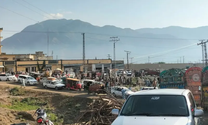 Traffic on the Wana Bypass Road near Wana Rustam Bazaar, indicating routine life continues. — AK Wazir