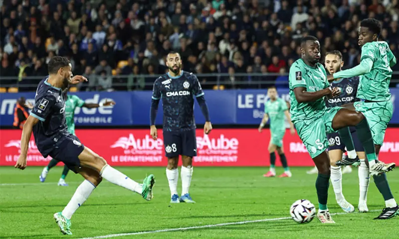 TROYES: Olympique de Marseille’s Amine Harit (L) shoots to score against Troyes during their Ligue 1 match at Stade de l’Aube.—AFP TROYES: Olympique de Marseille’s Amine Harit (L) shoots to score against Troyes during their Ligue 1 match at Stade de l’Aube.—AFP