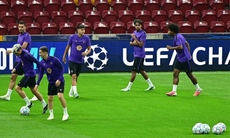ISTANBUL: Barcelona players take part in a training session at the Rams Park Stadium on Monday.—AFP ISTANBUL: Barcelona players take part in a training session at the Rams Park Stadium on Monday.—AFP