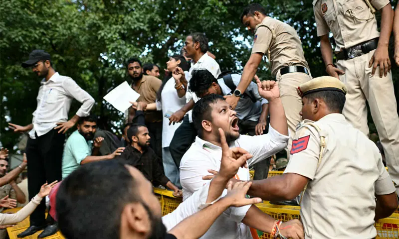 CONGRESS party supporters scuffle with police during a protest in New Delhi demanding the resignation of the chief election commissioner.—AFP CONGRESS party supporters scuffle with police during a protest in New Delhi demanding the resignation of the chief election commissioner.—AFP