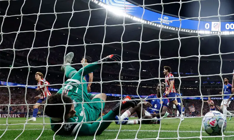 MADRID: Atletico Madrid’s Pablo Barrios (L) celebrates after scoring past Manchester United goalkeeper Senne Lammens during their UEFA Champions League match at the Metropolitano Stadium.—AFP MADRID: Atletico Madrid’s Pablo Barrios (L) celebrates after scoring past Manchester United goalkeeper Senne Lammens during their UEFA Champions League match at the Metropolitano Stadium.—AFP