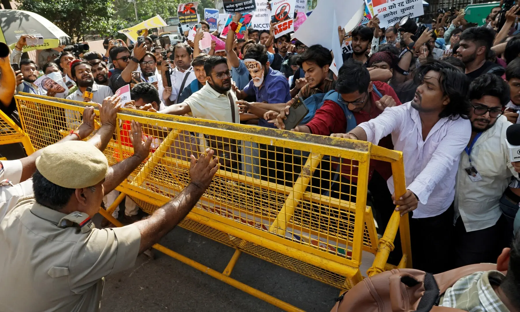 Demonstrators push against a police barricade during a protest demanding the resignation of India’s Chief Election Commissioner Gyanesh Kumar, in New Delhi, India on October 3, 2026. —Reuters/File