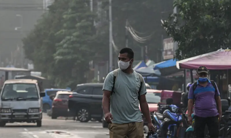 PEOPLE wear masks in Kuala Lumpur as Malaysia continues to be shrouded in haze caused by fires in Indonesia.—AFP PEOPLE wear masks in Kuala Lumpur as Malaysia continues to be shrouded in haze caused by fires in Indonesia.—AFP