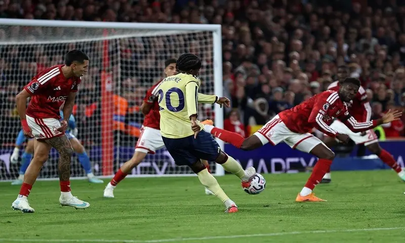 Arsenal's Noni Madueke (C) shoots to score against Nottingham Forest during their Premier League match at The City Ground in Nottingham on October 18, 2026. &mdash;AFP