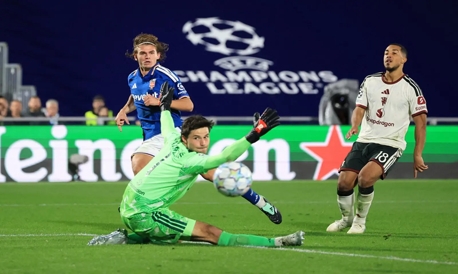 Como's Nico Paz (L) scores past Manchester United goalkeeper Senne Lammens during their UEFA Champions League first-round match at Stadio Giuseppe Sinigaglia in Como, Italy, on October 21, 2026. &mdash;Reuters