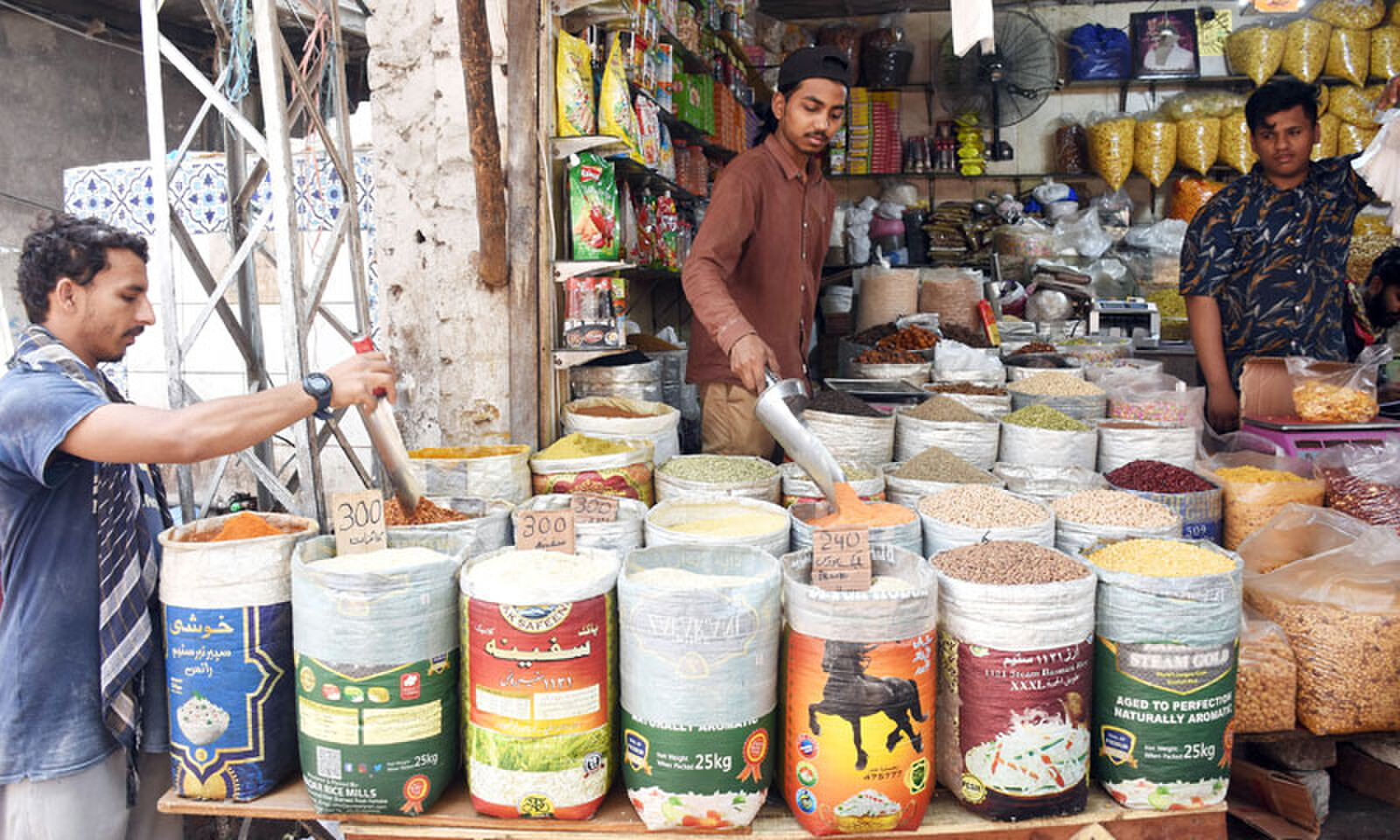 In the week, prices of 19 items increased, while those of 12 items dropped.&mdash;Online/file