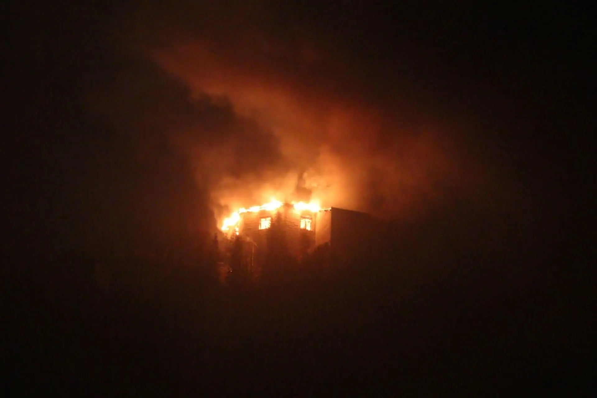 Smoke and fire rise following a fire incident at the Kehlsteinhaus, the Eagle's Nest, in Berchtesgaden, Bavaria, Germany, in this handout image released October 24, 2026. --Reuters