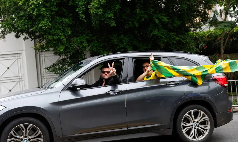 Supporters of Brazilian presidential candidate Flavio Bolsonaro, from the Liberal Party (PL), drive by the residence of Brazilian President Luiz Inacio Lula da Silva, the Workers' Party (PT) candidate for presidential re-election, in Sao Paulo, Brazil on October 25, 2026. — Reuters Supporters of Brazilian presidential candidate Flavio Bolsonaro, from the Liberal Party (PL), drive by the residence of Brazilian President Luiz Inacio Lula da Silva, the Workers' Party (PT) candidate for presidential re-election, in Sao Paulo, Brazil on October 25, 2026. — Reuters