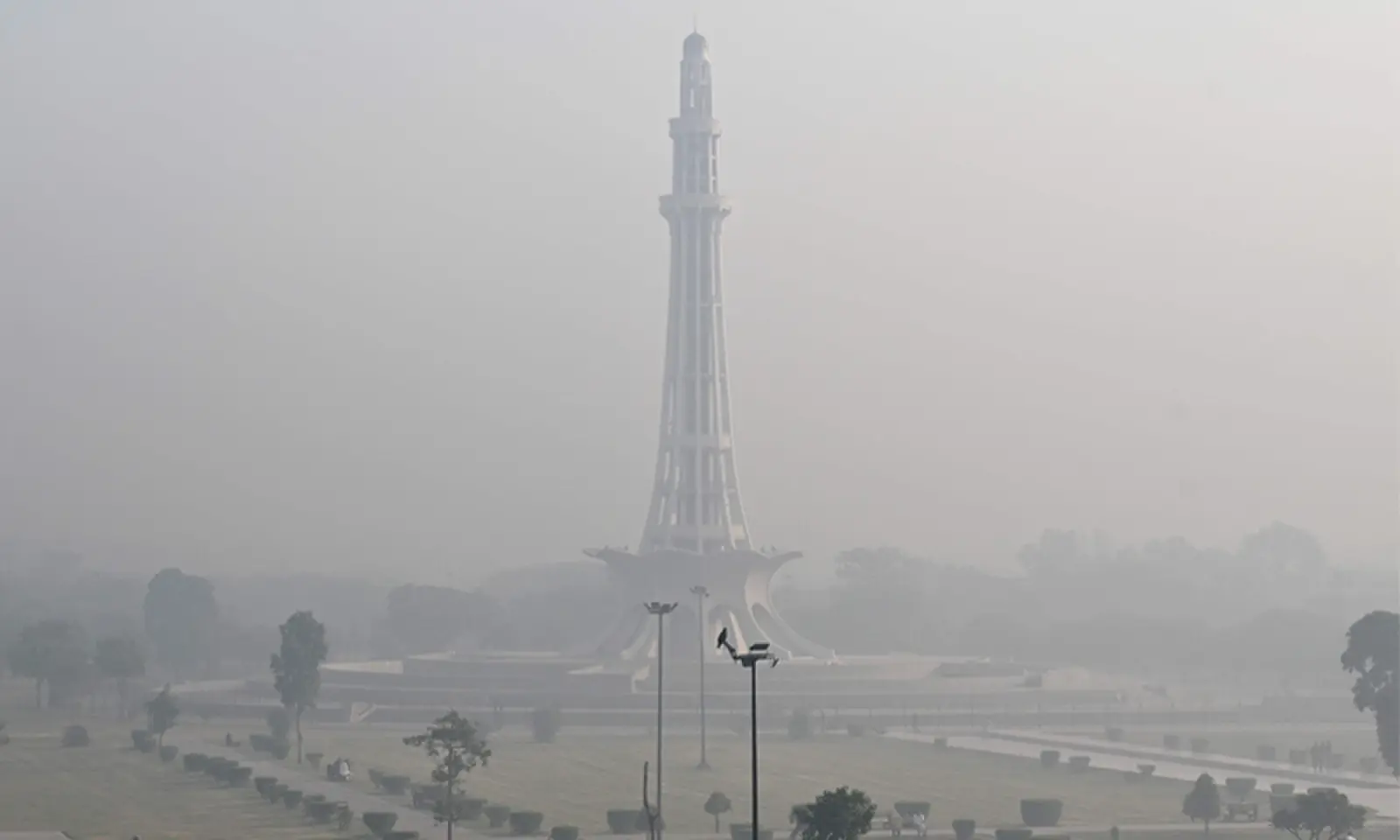 LAHORE’s Minar-i-Pakistan is enveloped in smog, as the city continues to top global air pollution rankings.—AFP LAHORE’s Minar-i-Pakistan is enveloped in smog, as the city continues to top global air pollution rankings.—AFP