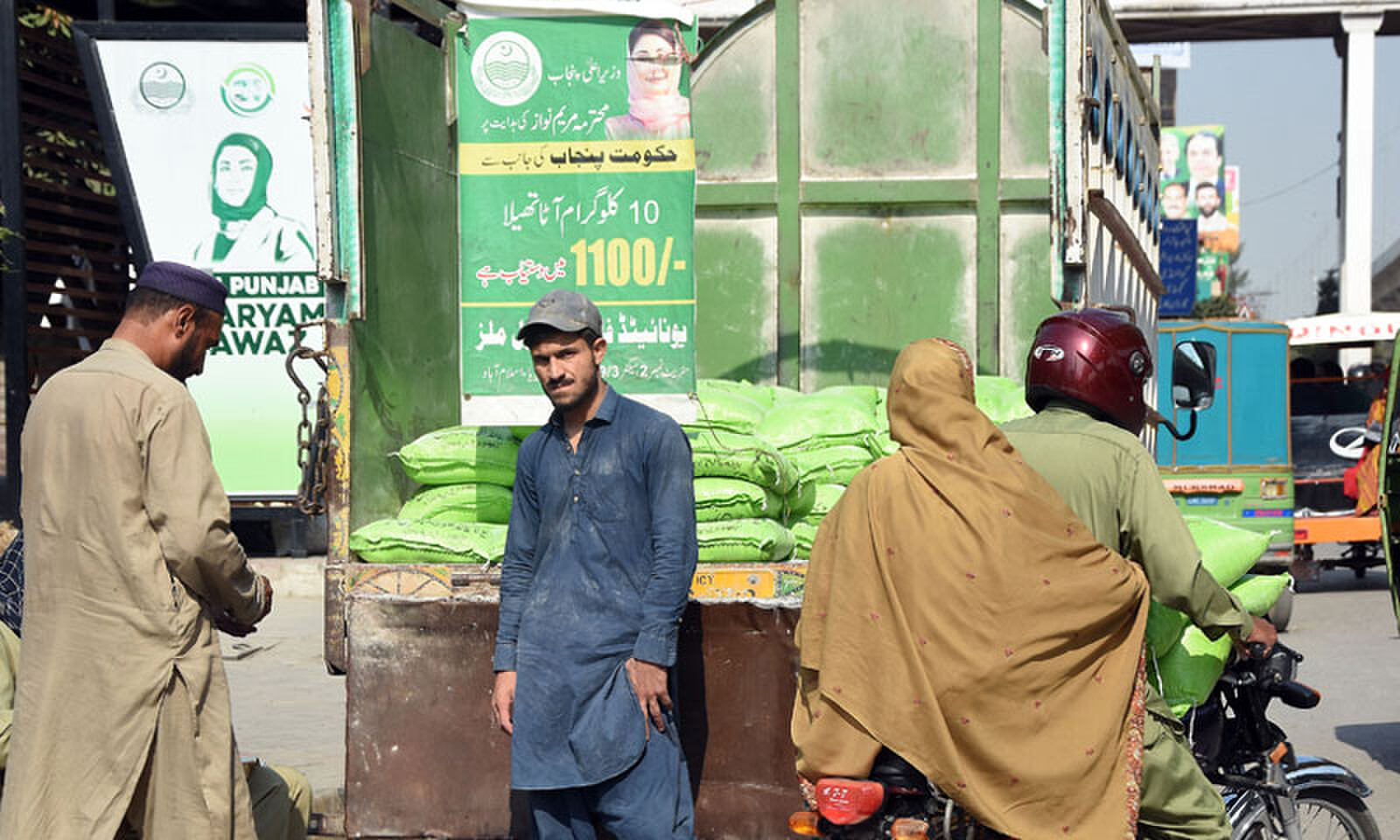 RAWALPINDI: People buy wheat flour bags at discounted rates.—Online RAWALPINDI: People buy wheat flour bags at discounted rates.—Online