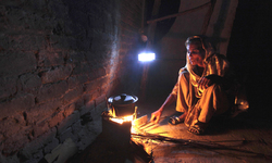 بجلی کی قلّت۔ بارہ سے اٹھارہ گھنٹے کی لوڈشیڈنگ جاری