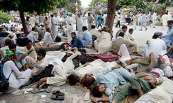 انقلاب کو میرے لان سے ہٹاؤ