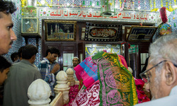 عبداللہ شاہ غازی: 'طوفانوں سے بچانے والے بزرگ'