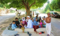 استاد جی: سڑک پر پڑھاتے ایک بے غرض معلم